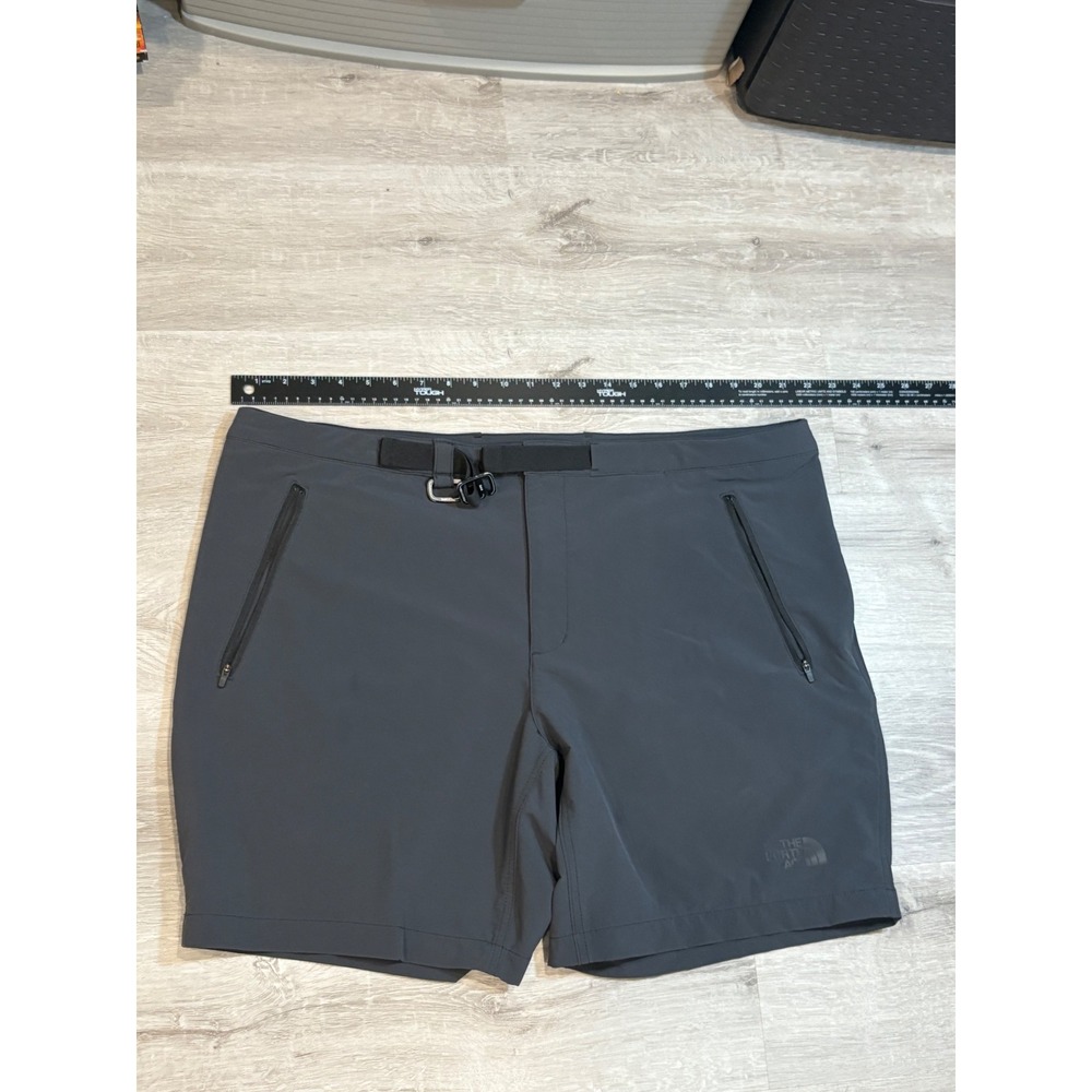 The North Face Mens XXL Gray Hiking Shorts Belted Zip Pockets Outdoor